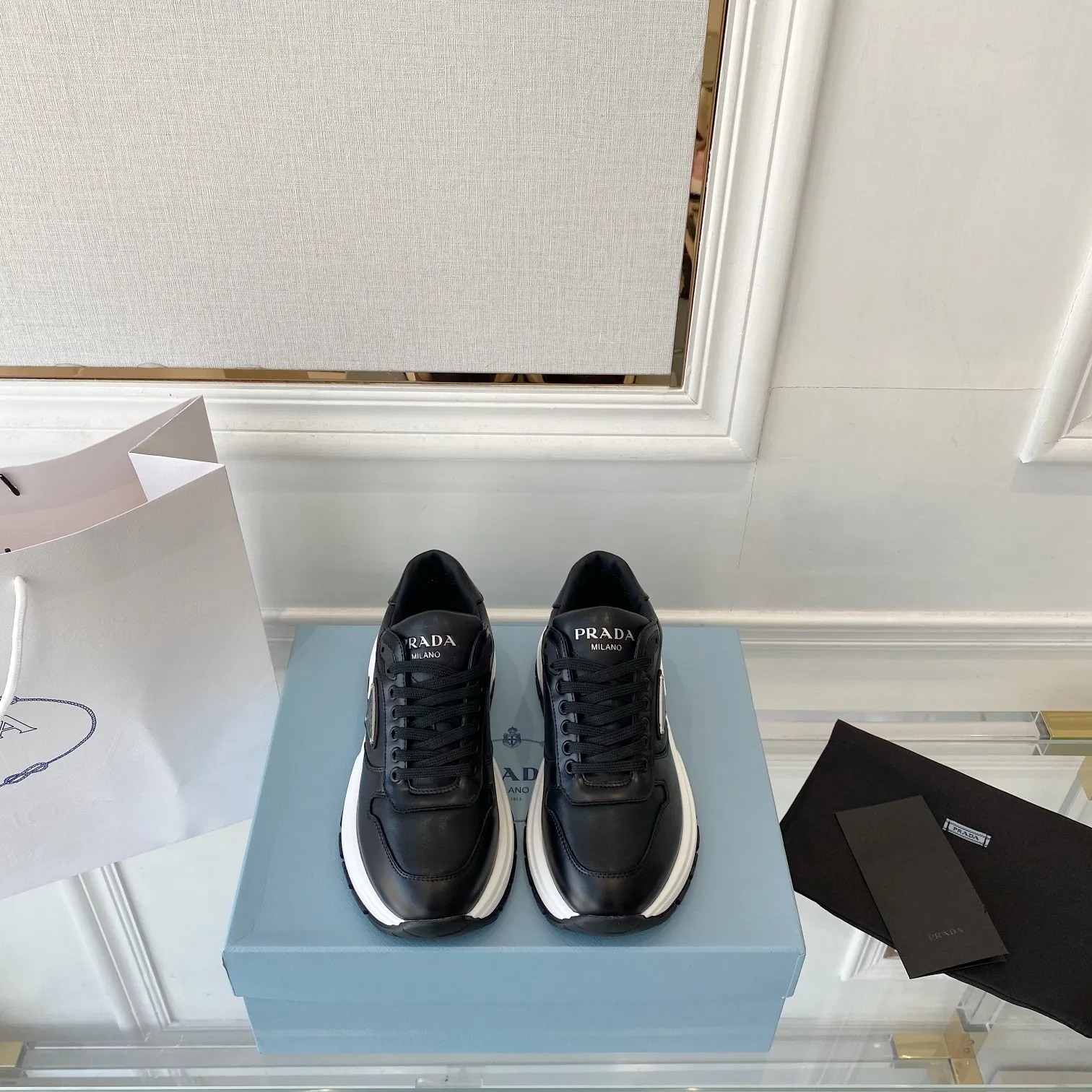 👟👟Ex-factory price 580👟👟 PRADA ²⁰²4 𝐬𝐬Prada’s new product comes with strength! ❣️Many Internet celebrities have the same style, fashionable and versatile nice items, original shoes are developed and purchased from Italian counters, and are reproduced 1:1 according to the original taste. This year’s theme is not to be defined, embodying texture through simplicity💛From thick-soled sneakers to zigzag short boots to 2024 flat shoes, everything reveals a sure-fire momentum...combining gentleness and handsomeness, the finishing touch for women❤️ The top-grade open-edge beaded cowhide with imported cowhide triangle logo is consistent with the original version, the wear-resistant and ultra-light two-color outsole, and the sheepskin lining are breathable and comfortable. ⚛Size: Women's 34-40 ⚛Size: Men's 39-45 Original packaging accessories. ⚛